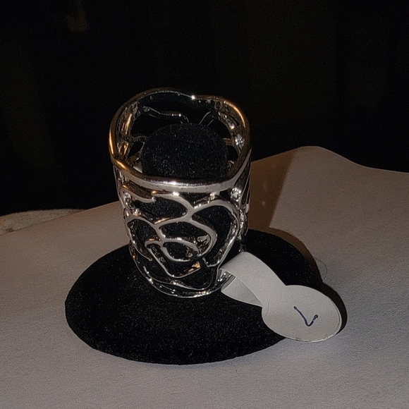 Elegant EUC Silver Floral Ring - Picture 4 of 7